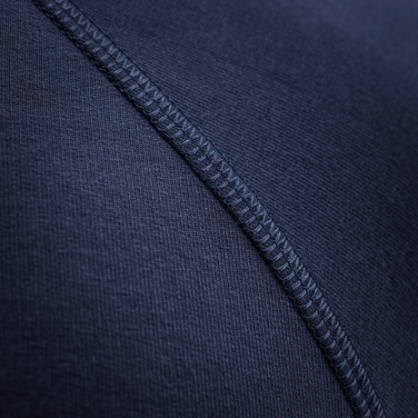 Detalj av M-Tac Raglan Athlete med raglanärm och söm i fokus, tillverkad av bomull och elastan, för sport och vardag.