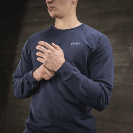 M-Tac Raglan Athlete sweatshirt i marinblå med raglanärm, passar för sport och vardag, tillverkad av bomull och elastan.