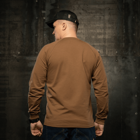 M-Tac Raglan Athlete sweatshirt i coyote, sedd bakifrån, med raglanärm för rörelsefrihet. Idealisk för sport och vardag.