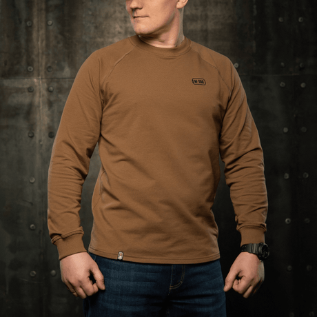 M-Tac Raglan Athlete sweatshirt i coyote med raglanärm, perfekt för vardagsbruk och sport, bärs av en person, ger rörelsefrihet.