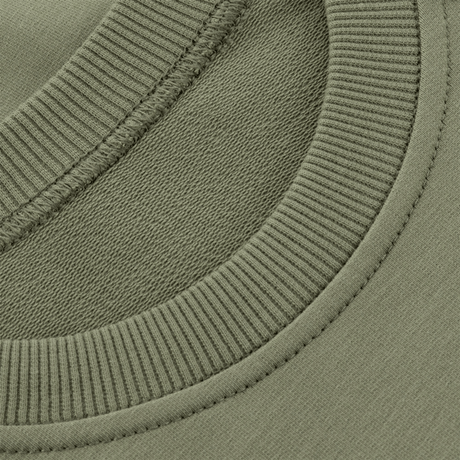 Närbild av M-Tac Raglan Athlete sweatshirt i olivgrön med ribbad halsringning, 95% bomull och 5% elastan.