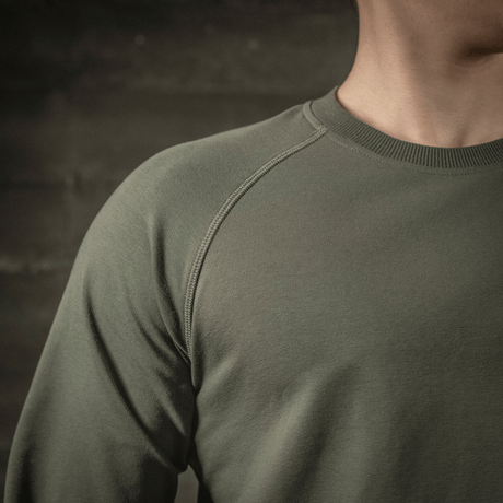M-Tac Raglan Athlete i olivfärg, minimalistisk sweatshirt med raglanärmar, perfekt för sport och vardagsanvändning året runt.