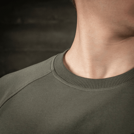 M-Tac Raglan Athlete sweatshirt i oliv, detaljbild av rund hals och raglanärmar, tillverkad av 95% bomull och 5% elastan.