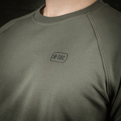 M-Tac Raglan Athlete sweatshirt i oliv med raglanärmar för rörelsefrihet, idealisk för sport och vardag, 95% bomull, 5% elastan.