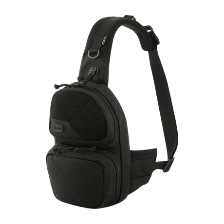 M-Tac Buckler Taske Elite i svart med MOLLE-system, två yttre fack och dolt vapenfack, tillverkad av Cordura 500D-material.