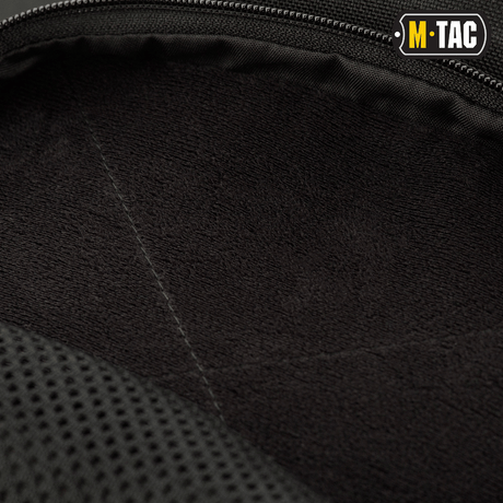 Närbild av insidan av M-Tac Buckler Taske Elite i svart Cordura-material med mjuk vaddering. Fokus på taktisk förvaring.