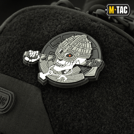 Närbild av M-Tac Buckler Taske Elite med taktiskt patchsystem och svart design för säker förvaring av utrustning.