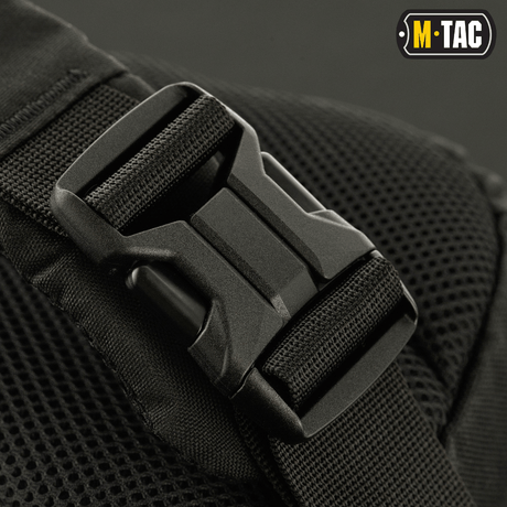 M-Tac Buckler Taske Elite svart spänne och remdetalj.