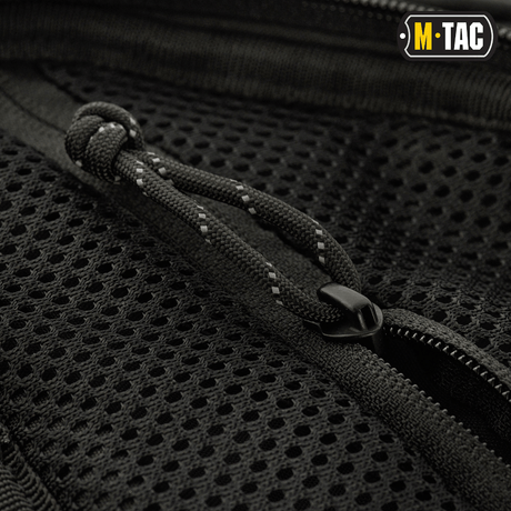Närbild av dragkedja och struktur på M-Tac Buckler Taske Elite i svart Cordura 500D-material, visar detaljerad design.