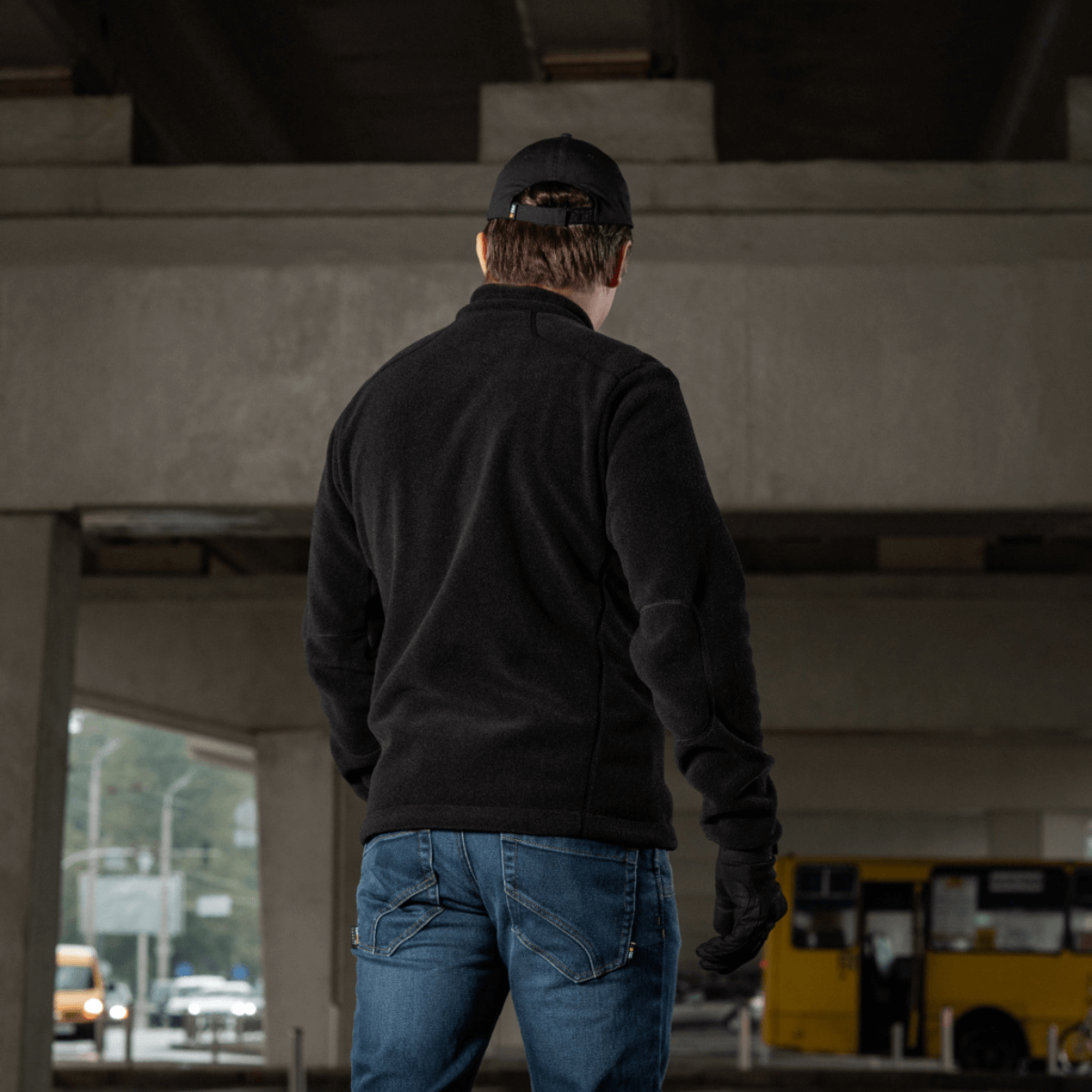 Mand iført M-Tac Nord Polartec Fleecejakke under viadukt. Uformel stil med fokus på varmeisolering og funktionalitet til hverdag.