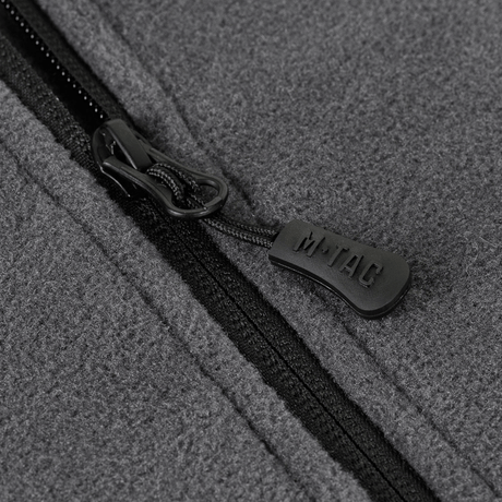 Lynlåsdetalje på M-Tac Nord Polartec Fleecejakke fremstillet af Polartec® 200 Series fleece, med fokus på funktionalitet og stil.