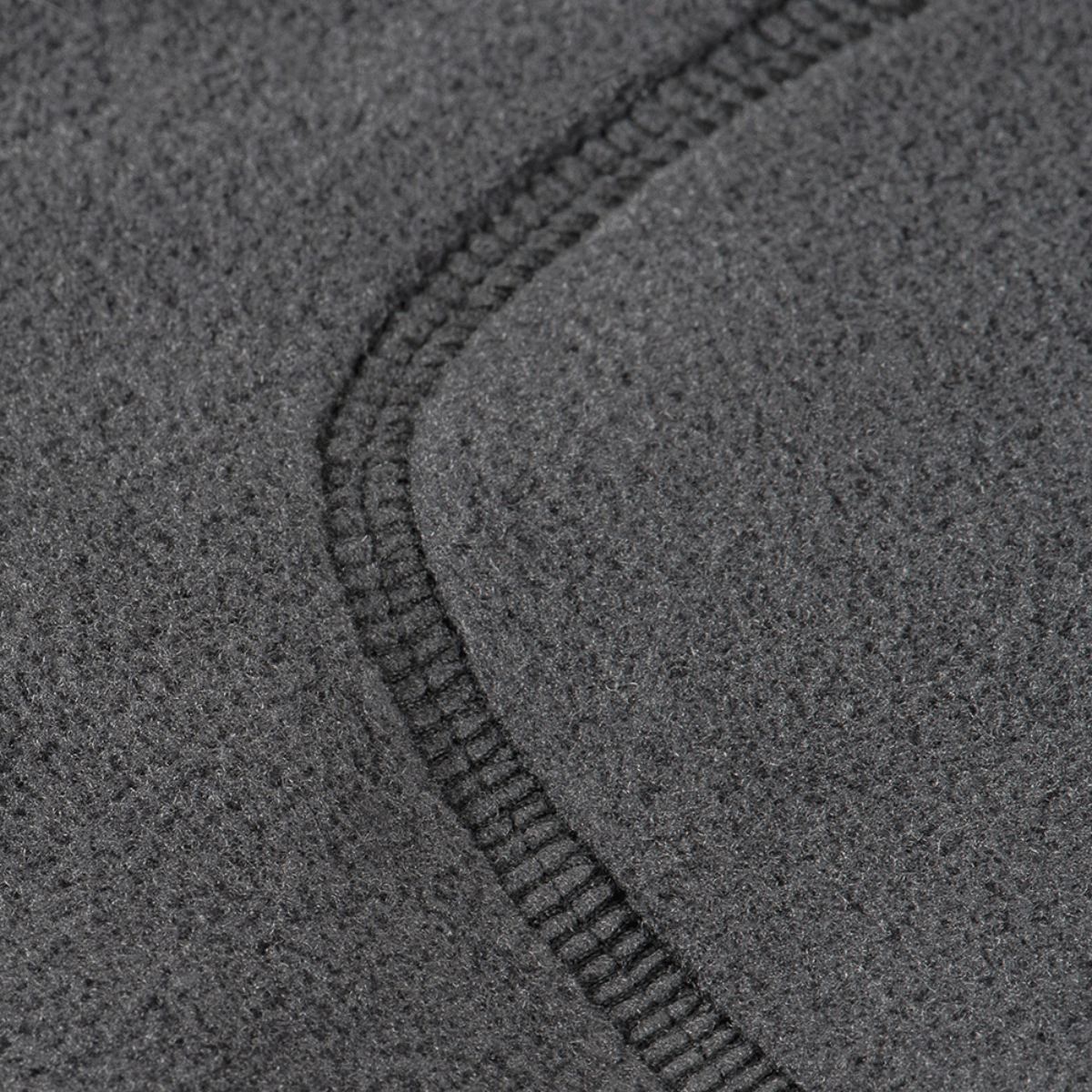 Detaljeret visning af M-Tac Nord Polartec Fleecejakke stof og syninger, fremstillet af Polartec® 200 Series fleece.