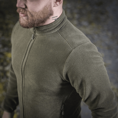 M-Tac Nord Polartec Fleecejakke i olivengrøn, designet til stil og varmeisolering med fugttransporterende Polartec® 200 fleece.
