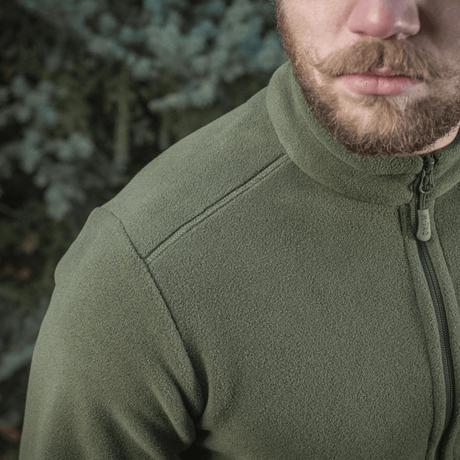 M-Tac Nord Polartec Fleecejakke i grøn med fokus på stoffets struktur og komfort i nærbillede.