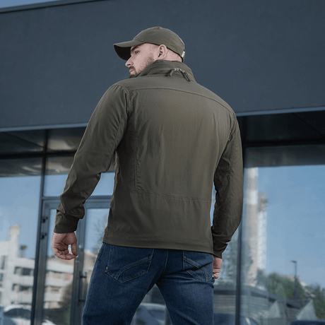M-Tac Flash Jakke i letvægtsdesign, perfekt til vandreture og aktiv hverdag, vist bagfra med praktisk design uden velcrofelter.