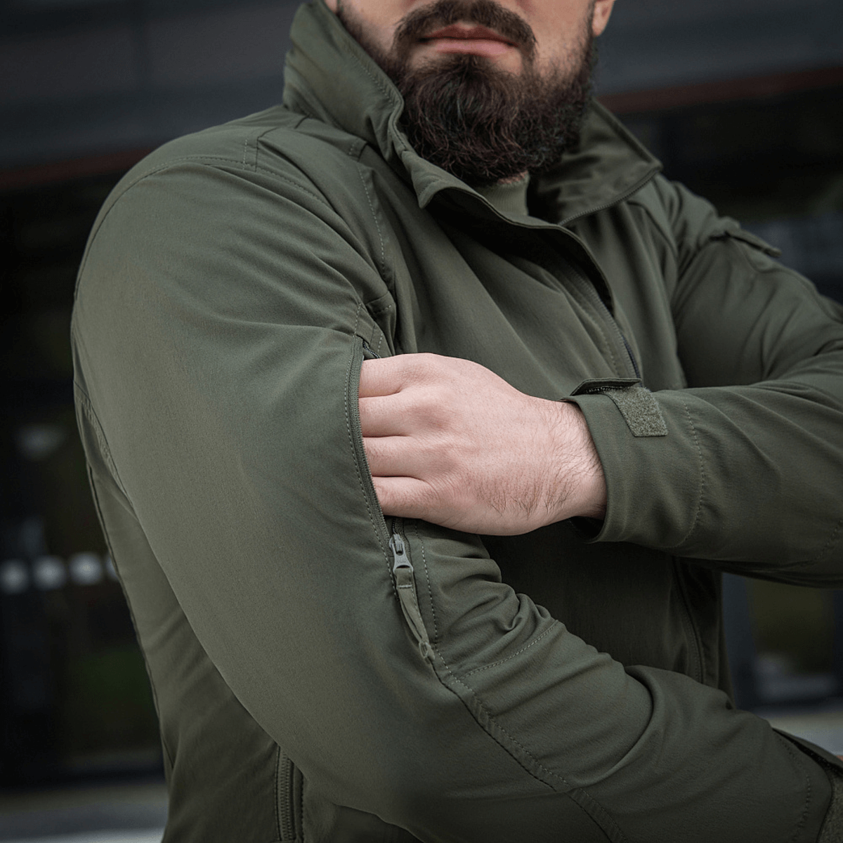 Person iført M-Tac Flash Jakke, viser jakkeærmernes design uden velcro felter, perfekt til aktiv hverdag og let at kombinere med andet tøj.