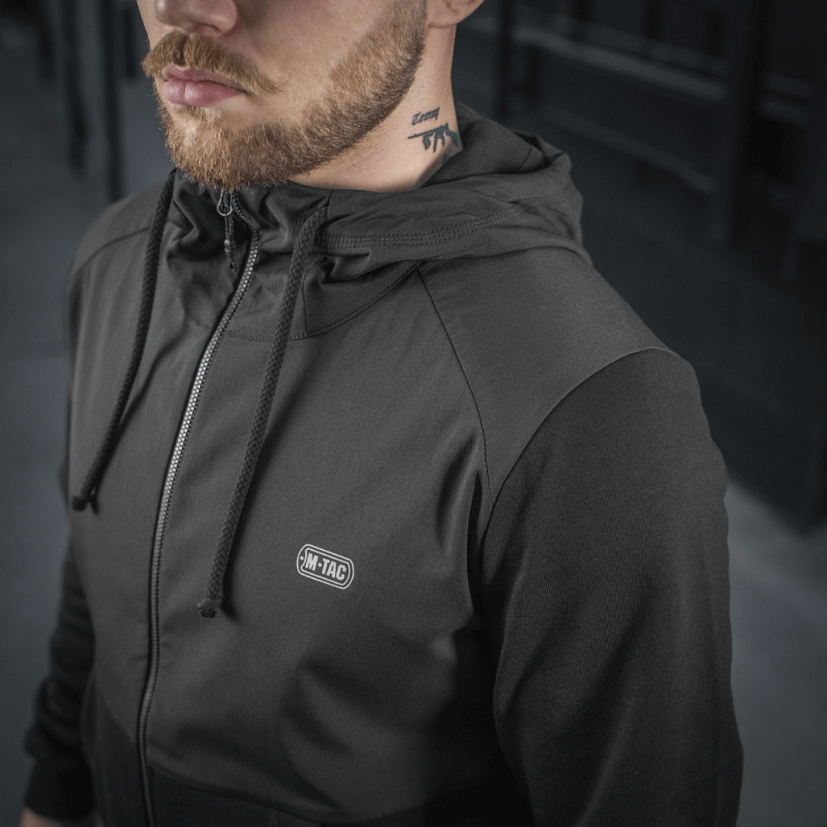 M-Tac Pilgrim Bomberjakke i sort med hætte og lynlås, ideel til sport og hverdagsbrug.