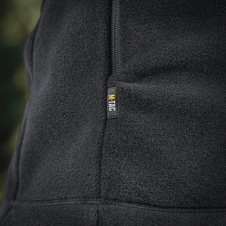 M-Tac Sprint Fleece Sweatshirt Polartec detailbillede i sort, viser tekstur af slidstærk og blød Polartec® 200 Series fleece.