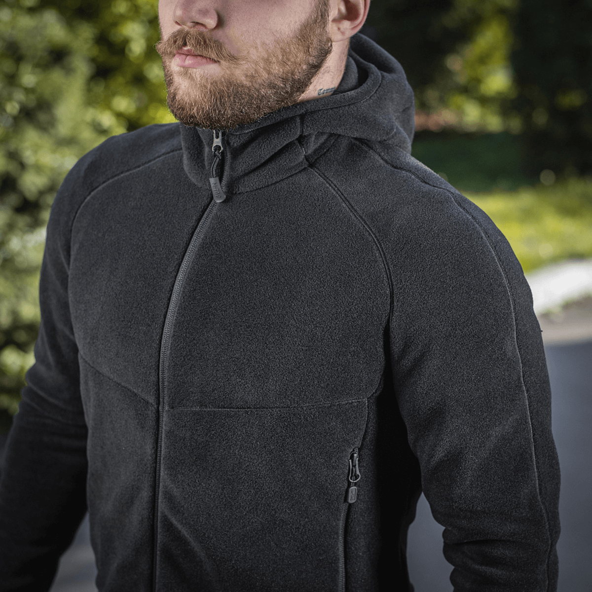 Mand iført M-Tac Sprint Fleece Sweatshirt Polartec, stilfuld hættetrøje til hverdag og aktivitet, lavet af holdbar Polartec® 200 Series fleece.