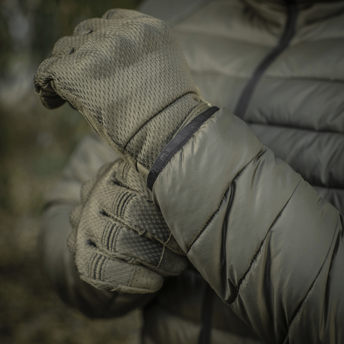 M-Tac Stalker Gen.III Jakke i miljø, viser isolering og YKK lynlåse for komfort og stil ned til -15°C. Perfekt til overgangssæsonen.