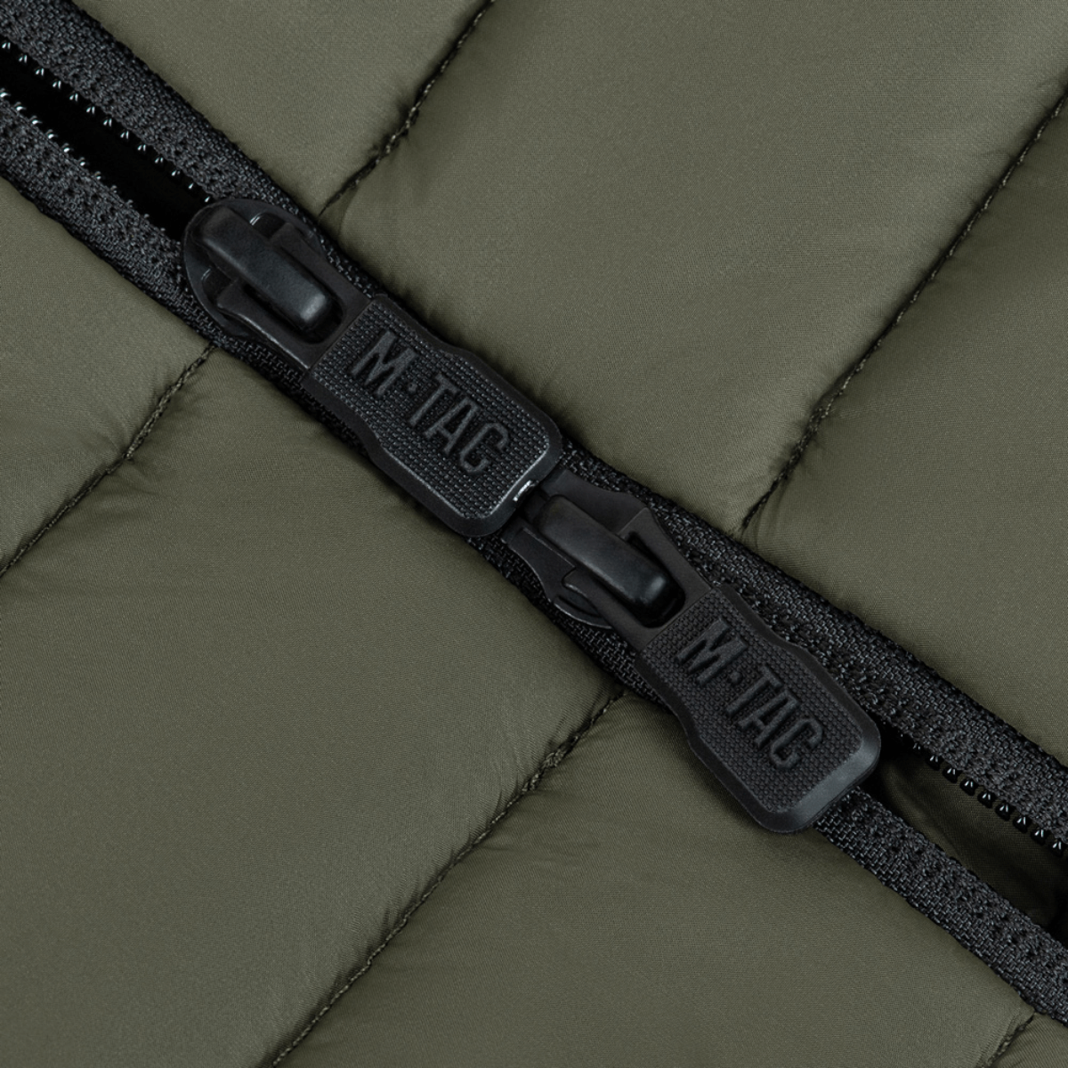 Nærbillede af lynlås på M-Tac Stalker Gen.III Jakke med M-Tac logo, viser høj kvalitet og moderne design.