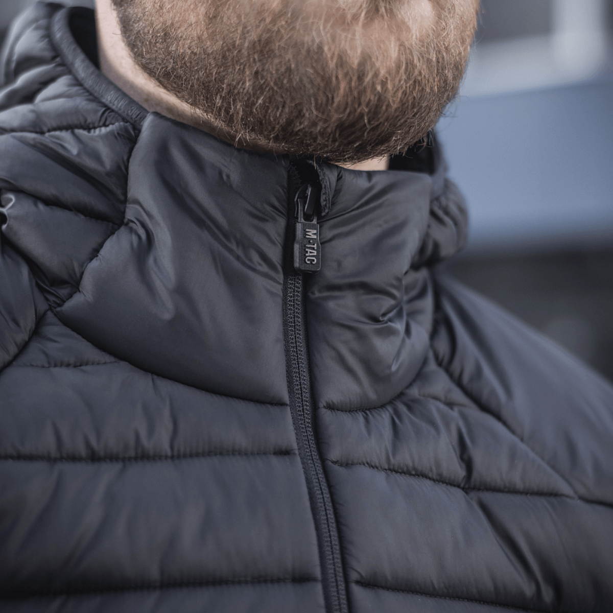 Nærbillede af M-Tac Stalker Gen.III Jakke med høj krave og YKK lynlås, moderne design for overgangssæsonen.