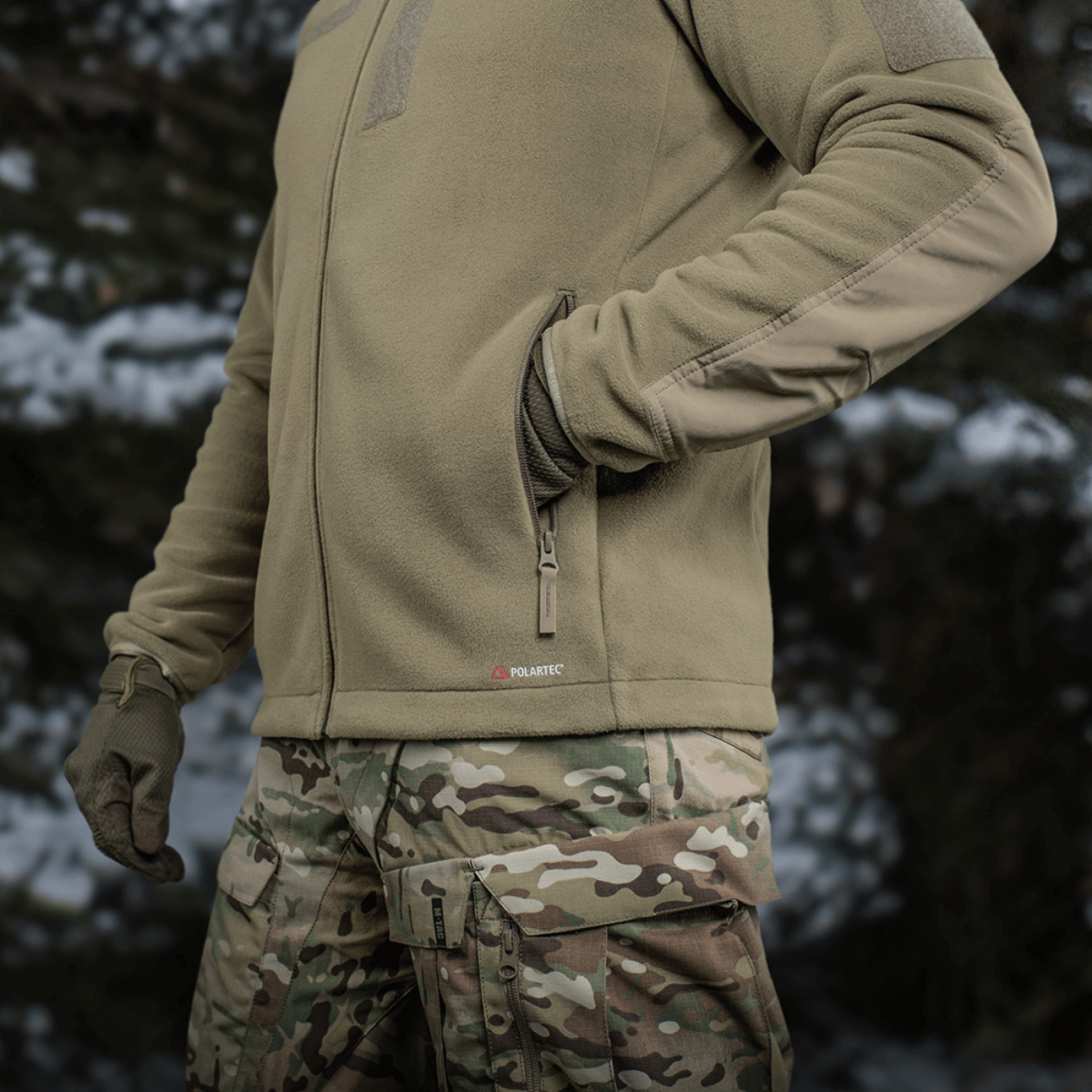 M-Tac Combat Fleece Polartec Jakke i taktisk design med lommer og YKK lynlåse, ideel til udendørs vinteraktiviteter.