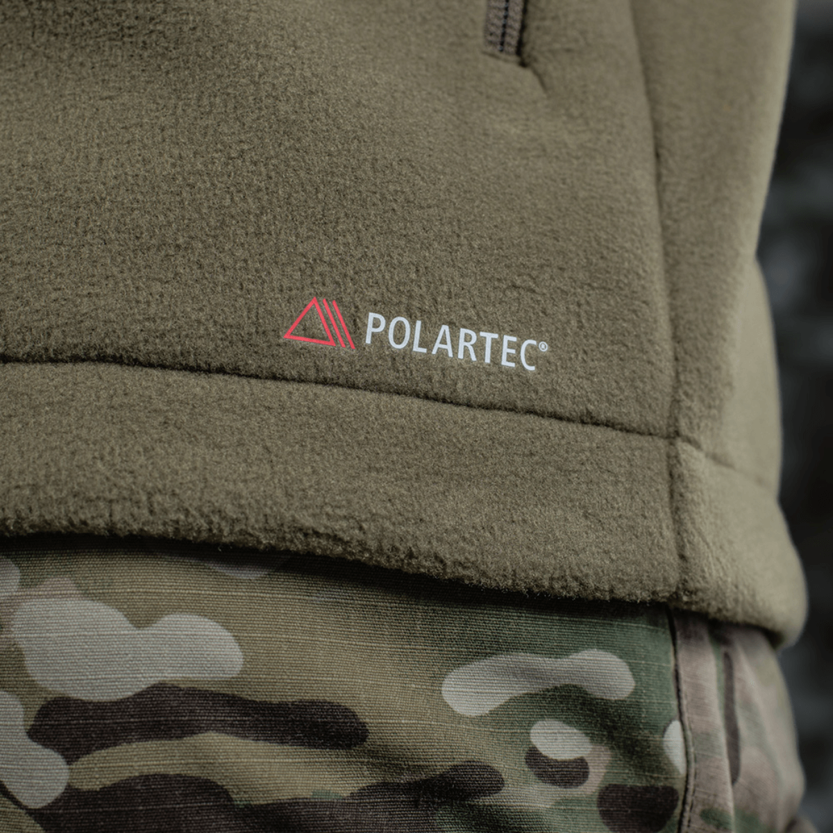M-Tac Combat Fleece Polartec Jakke med Polartec® logo, tæt detaljeret skud af jakken og kamuflagebukser for taktisk look.