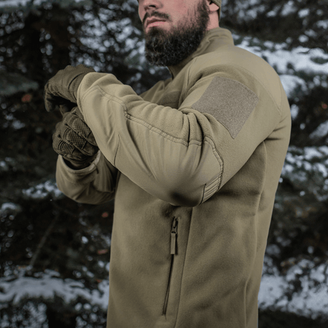 Person iført M-Tac Combat Fleece Polartec Jakke i naturen, perfekt til taktisk og casual brug i koldt vejr.