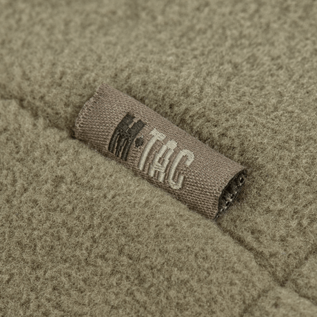 Nærbillede af M-Tac Combat Fleece Polartec Jakke med tekstilstruktur og synlige M-Tac mærke.