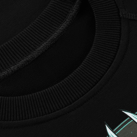 Detalje af M-Tac Raglan Odin Mystery med sort krave og premium MagnaColours® tryk, perfekt til hverdagsbrug. Materiale: 95% bomuld, 5% elastan.