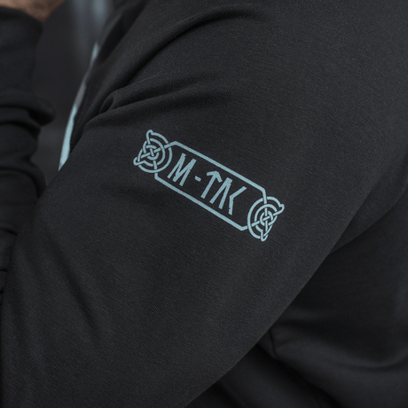 M-Tac Raglan Odin Mystery med Odin-motiv og M-Tac-logo på ærmet, perfekt til casual stil, 95% bomuld, 5% elastan, sort farve