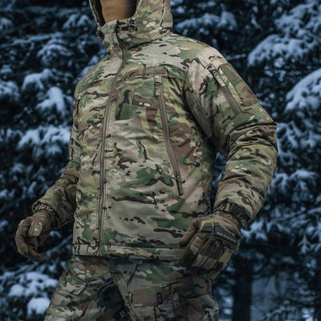 M-Tac Alpha Gen.IV Pro Primaloft Vinterjakke i Multicam mønster i snedækket skovlandskab