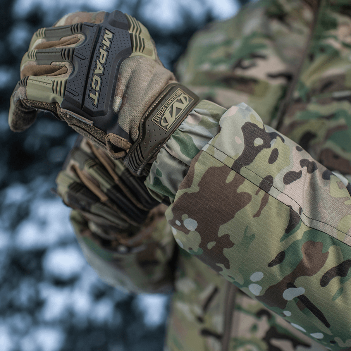 M-Tac Alpha Gen.IV Pro Primaloft Vinterjakke viser høj slidstyrke i Multicam design og -20°C beskyttelse, ideel til koldt vejr.