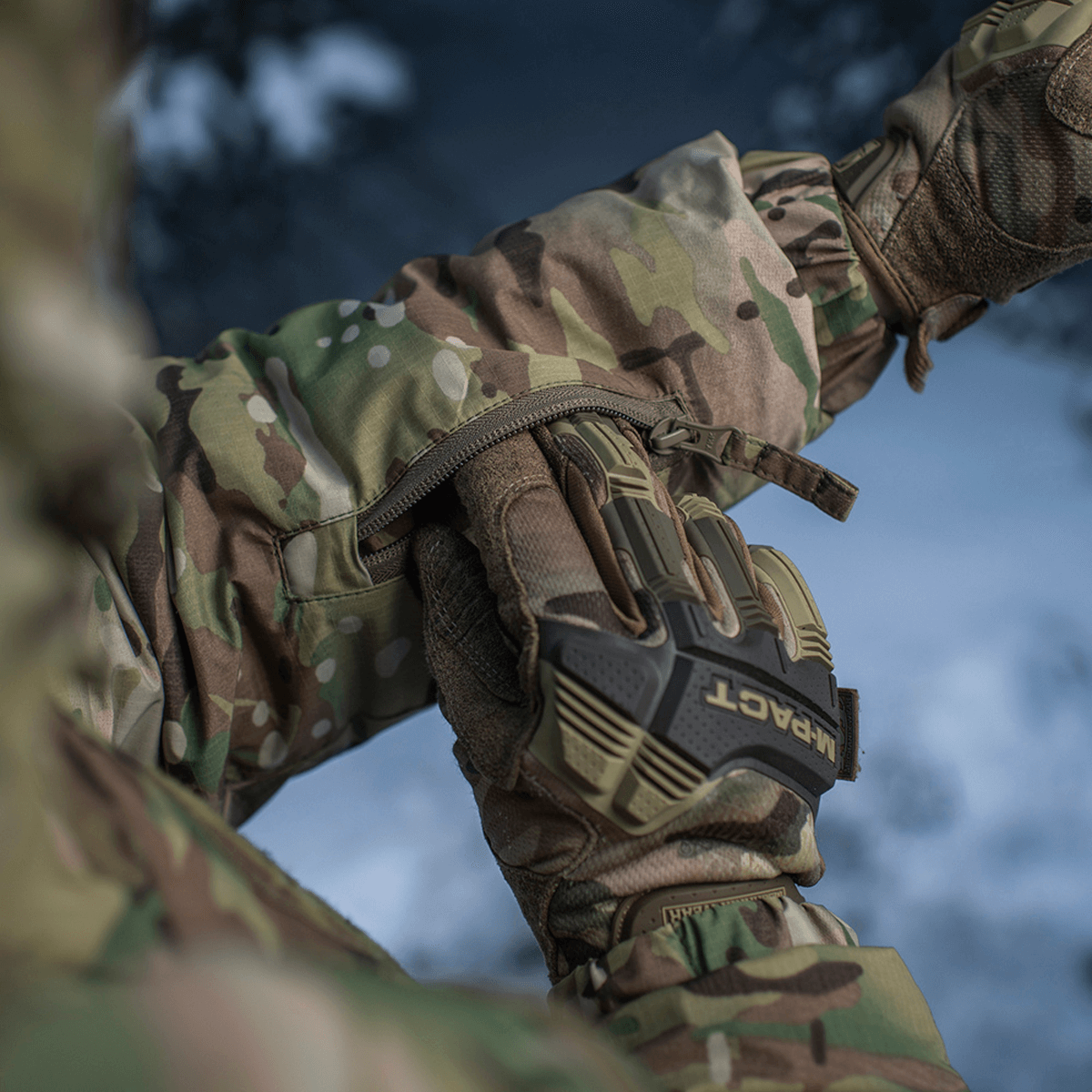 Detalje af M-Tac Alpha Gen.IV Pro Primaloft Vinterjakke i Multicam stof og holdbare materialer til ekstreme temperaturer.