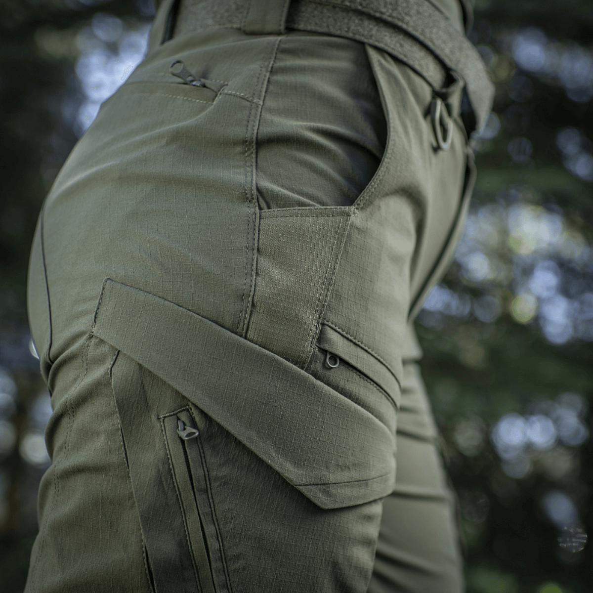 Nærbillede af M-Tac Bukser Aggressor Summer Flex Dame i Rip-Stop stof, designet til taktisk brug og aktiv fritid for kvinder.