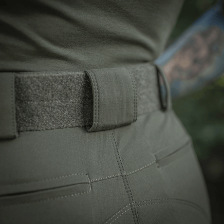 Nærbillede af M-Tac Bukser Aggressor Summer Flex Dame med elastisk taljebånd og Rip-Stop stof for optimal komfort og funktionalitet.