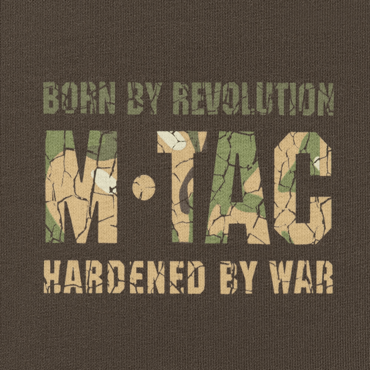M-Tac Raglan Logo med camouflageprint og slogan "Born by Revolution – Hardened by War" på mørk baggrund.