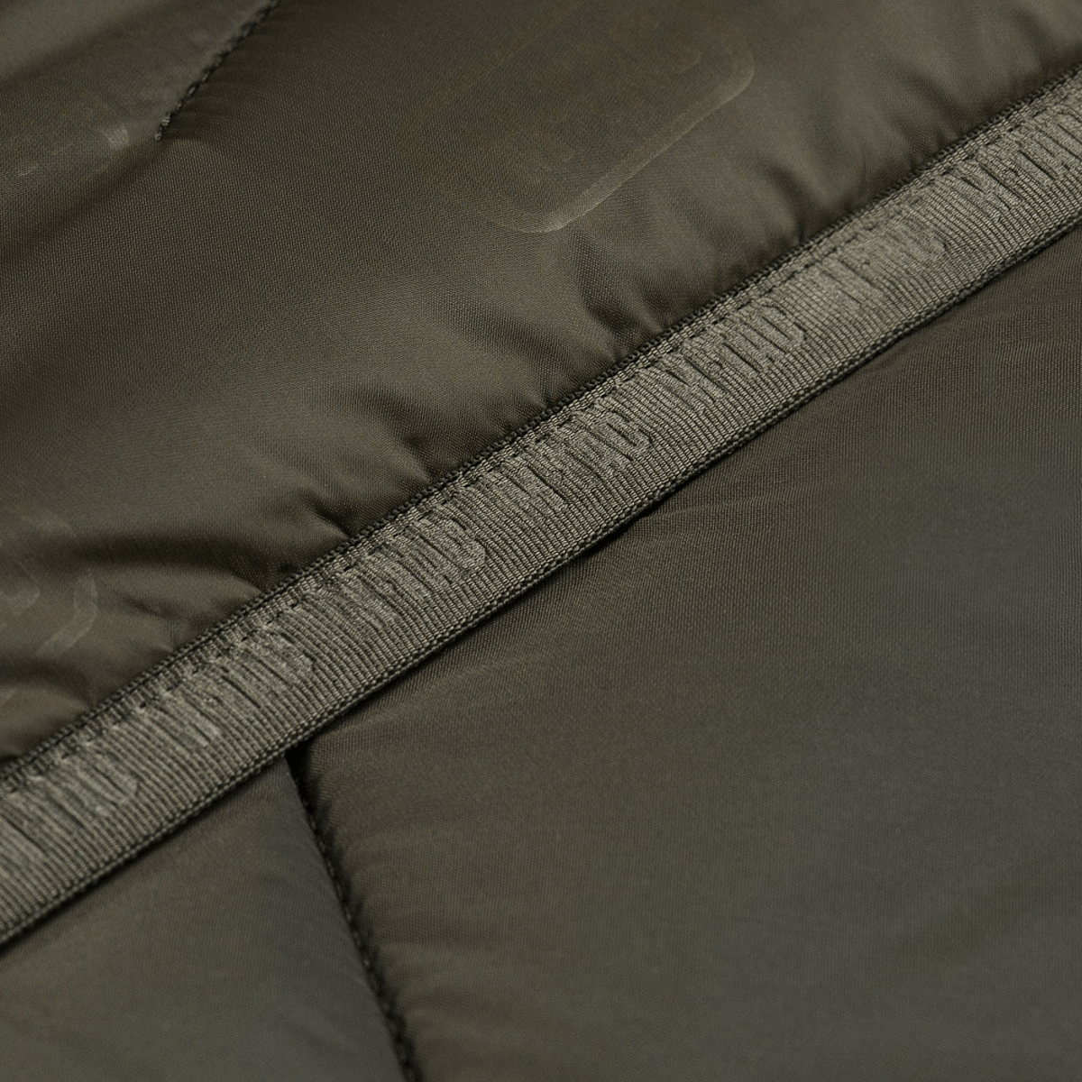 Detaljebillede af M-Tac Damevest Primaloft med nylonstof og moderne design