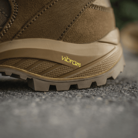 M-Tac Sneakers Tactical Demi-Season Pro Line med Vibram-sål i brun suede og Cordura, designet til holdbarhed og fleksibilitet.
