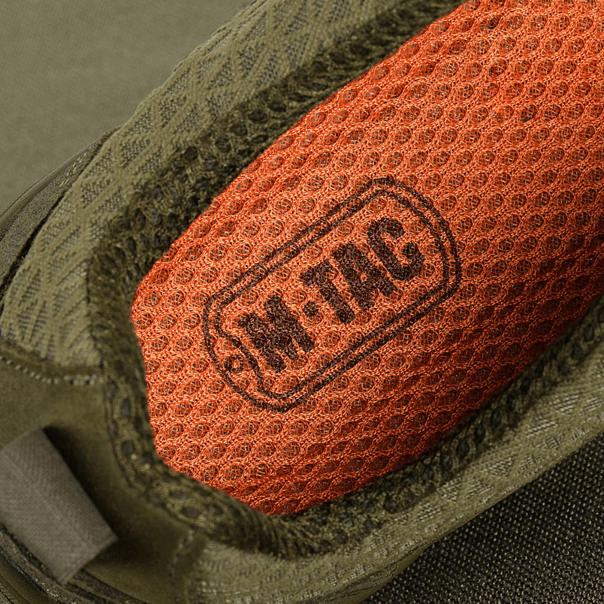 Nærbillede af M-Tac Tactical Sneakers Patrol R Vent indersål med rød 3D-mesh tekstur for komfort og ventilation.