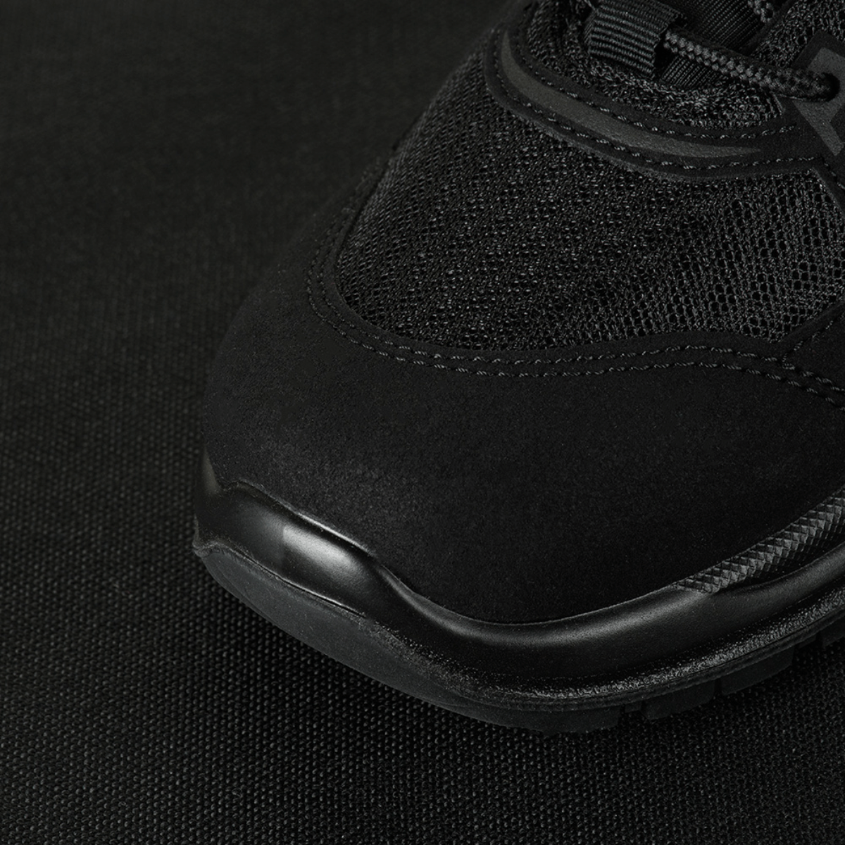 Nærbillede af M-Tac Tactical Sneakers IVA med åndbar mesh overdel og forstærket tå til trekking og outdoor-aktiviteter.