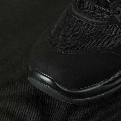Nærbillede af M-Tac Tactical Sneakers IVA med åndbar mesh overdel og forstærket tå til trekking og outdoor-aktiviteter.