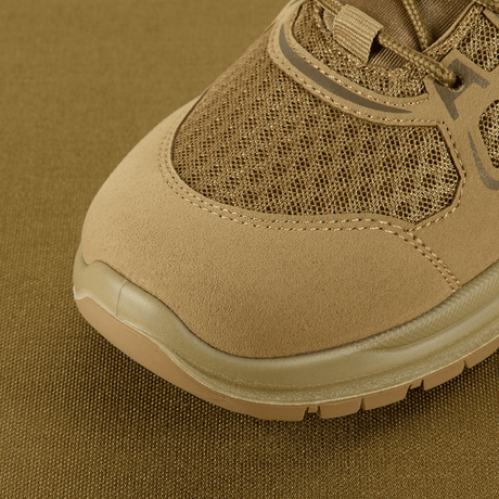 Nærbillede af M-Tac Tactical Sneakers IVA i åndbar mesh og syntetisk nubuck med forstærket tå. Ideel til sommerbrug og outdoor-aktiviteter.