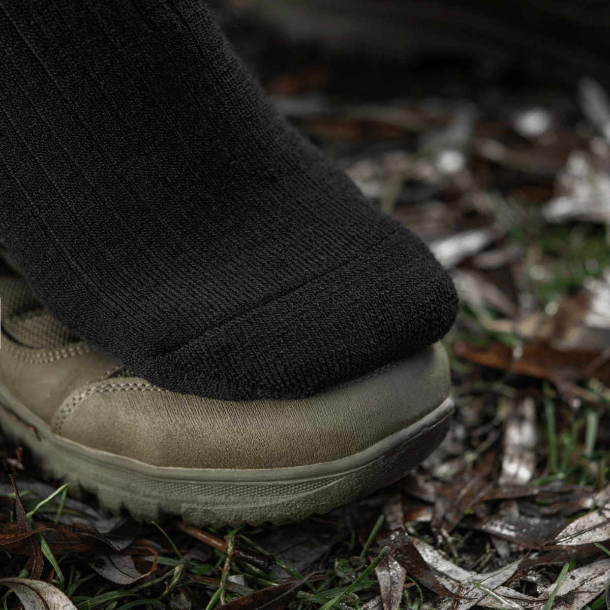 M-Tac Sokker Winter Wool i brug på vinterstøvle, ideel til kolde sæsoner. Merinould giver maksimal varme og komfort, uden at glide.