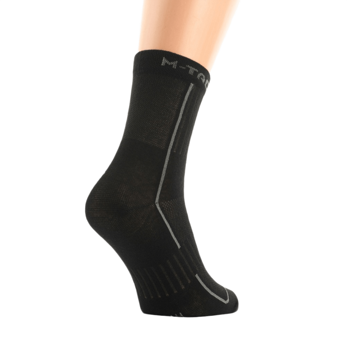 M-Tac Letvægtssokker Mk.3 sorte trekking sommer sokker på fod, ergonomisk design, åndbar, letvægt, perfekt til vandring og daglig brug.