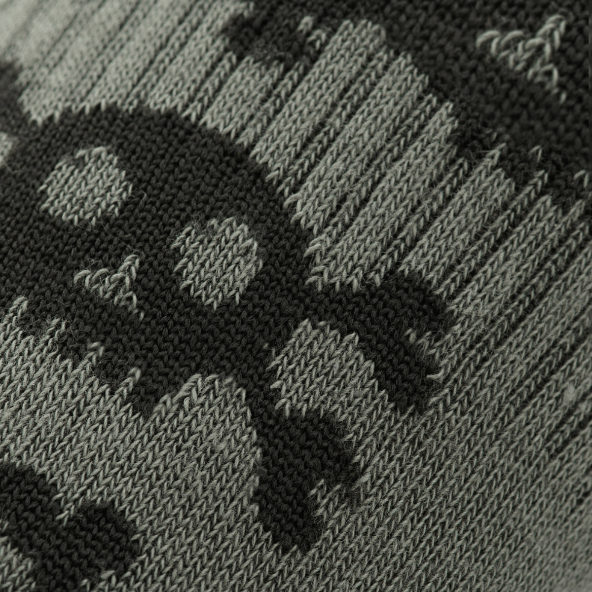 Nærbillede af designet på M-Tac Letvægtssokker Mk.3 Pirate Skull, komfortable trekkingsokker til sommerbrug med piratmotiv.