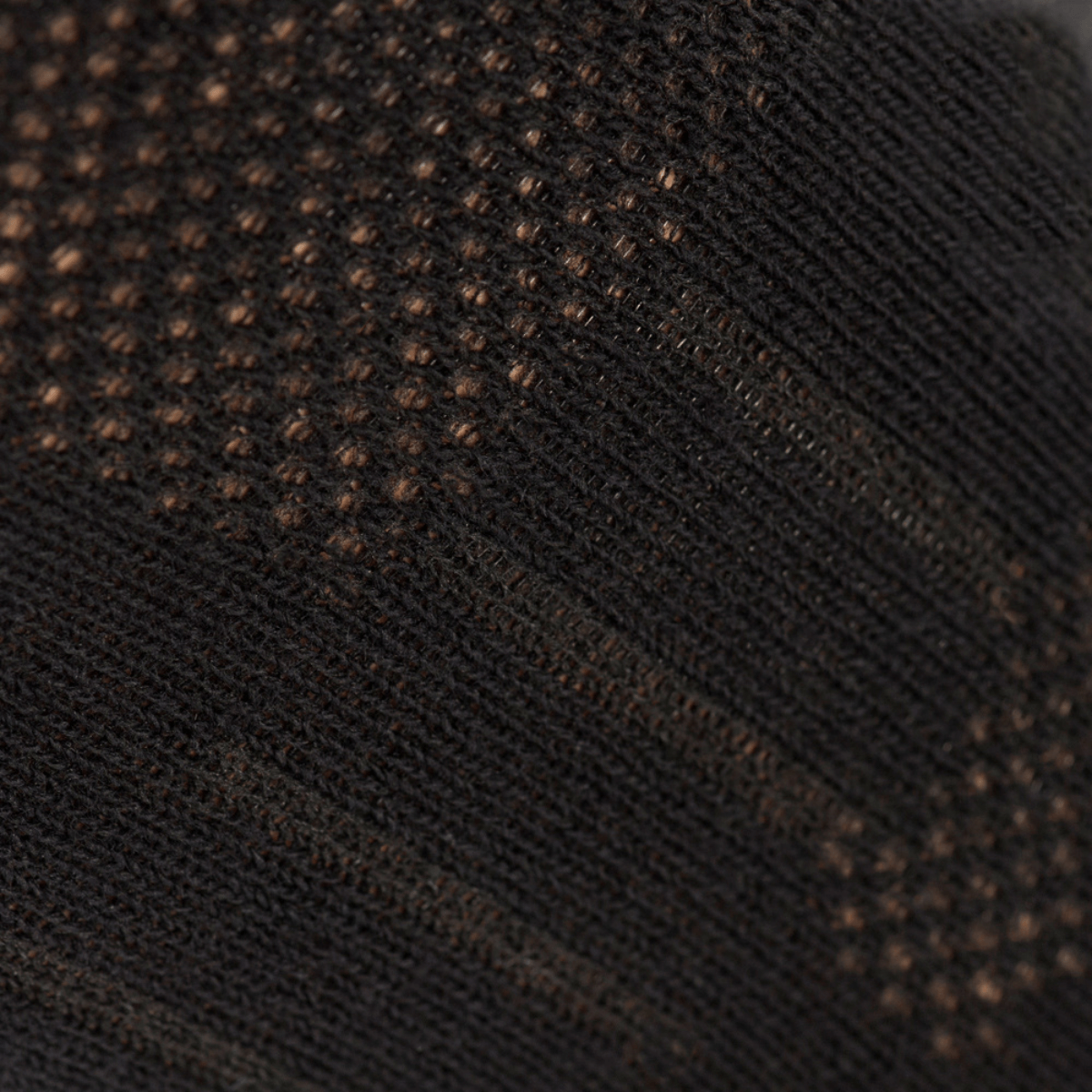 Nærbillede af M-Tac Let Sportsokker materiale, der viser åndbart stof i sort. Perfekt til løb og udendørs aktiviteter i varmt vejr.