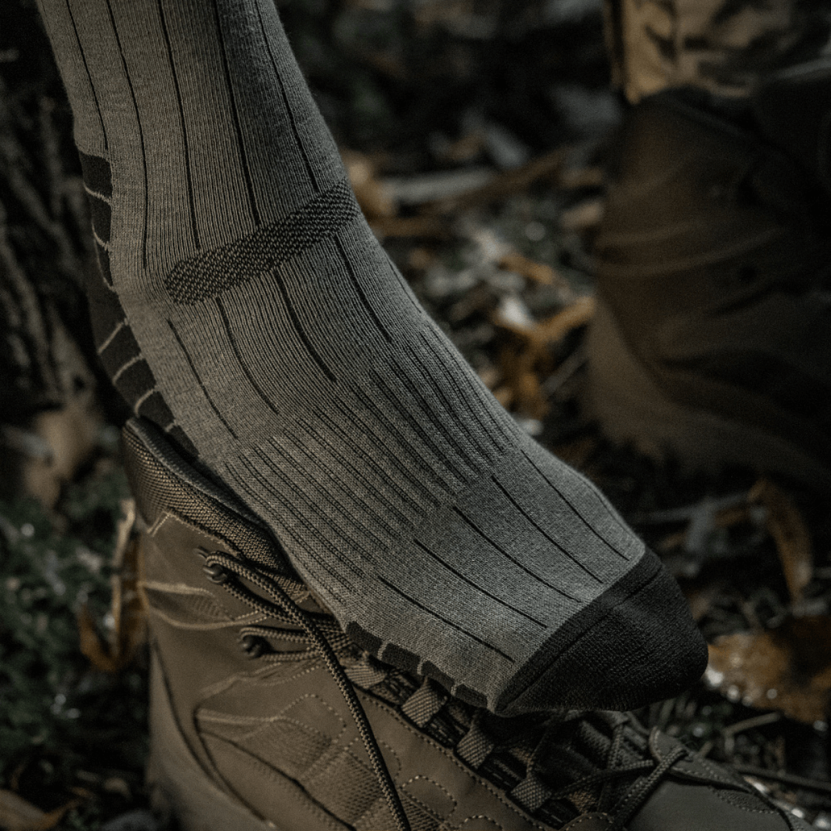 M-Tac Taktiske Sokker Ranger med anatomisk pasform for komfort ved daglig brug og vandring, vist på en fod iført støvler.