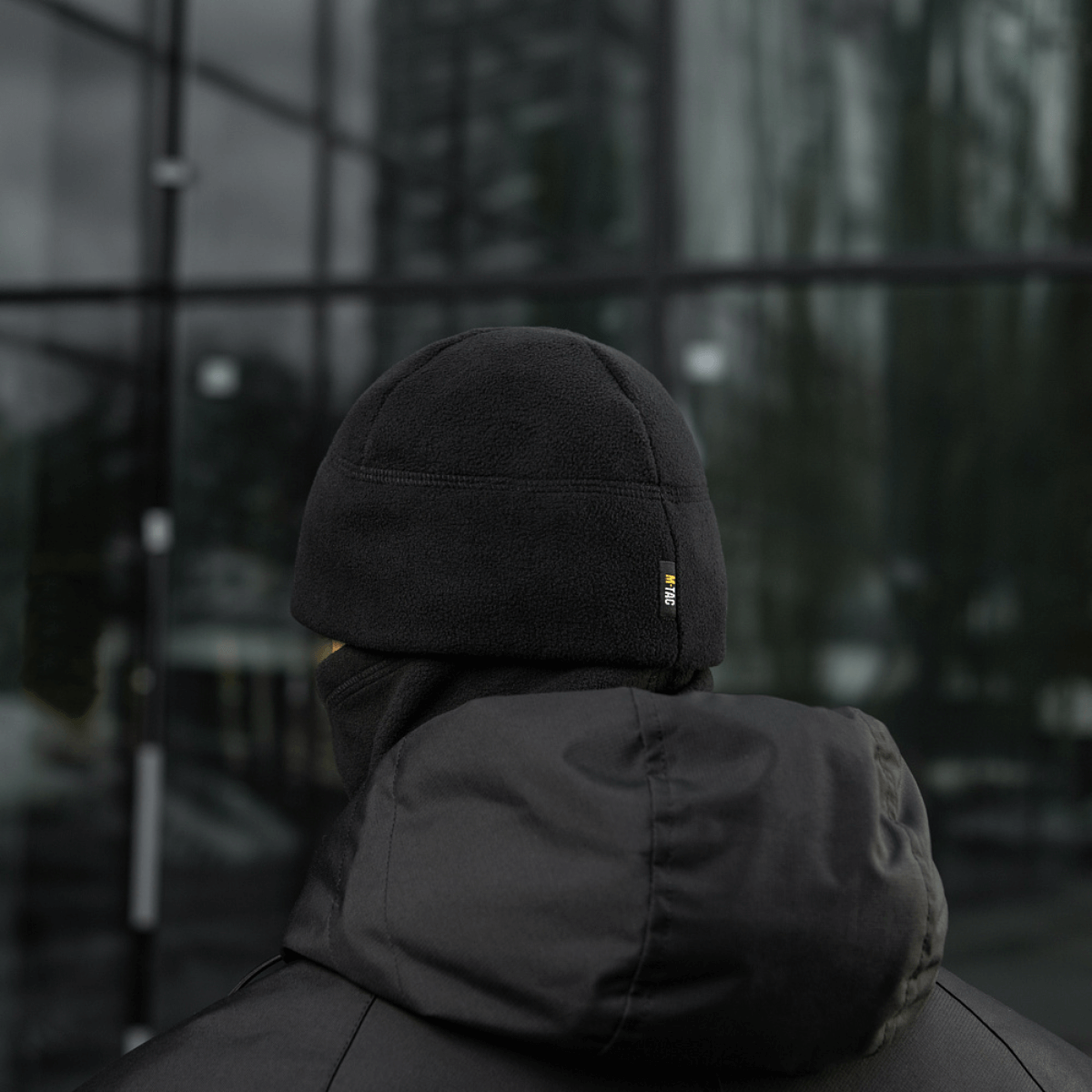 M-Tac Watch Cap Elite Fleece Beanie Hat Slimtex i sort, set bagfra, velegnet til taktisk brug og vinteraktiviteter, sort baggrund.